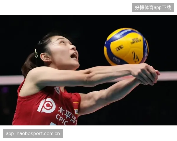 女排自由人飞身救球堪称奇迹，背后藏着无数汗水与努力
